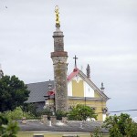 Adivinanza: ¿Dónde está esta iglesia con minarete coronado por estatua de la Virgen María?
