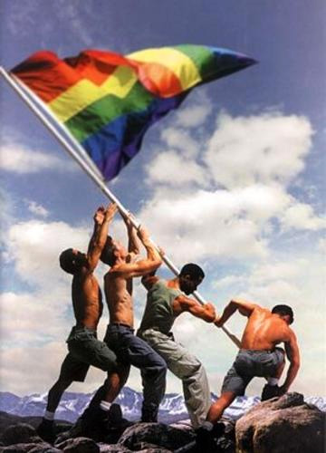Varios hombres elevando la bandera gay imitando la célebre foto de la batalla de Iwo Jima.